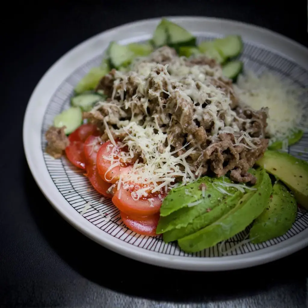Ketogeeninen ruokavalio päivällinen.