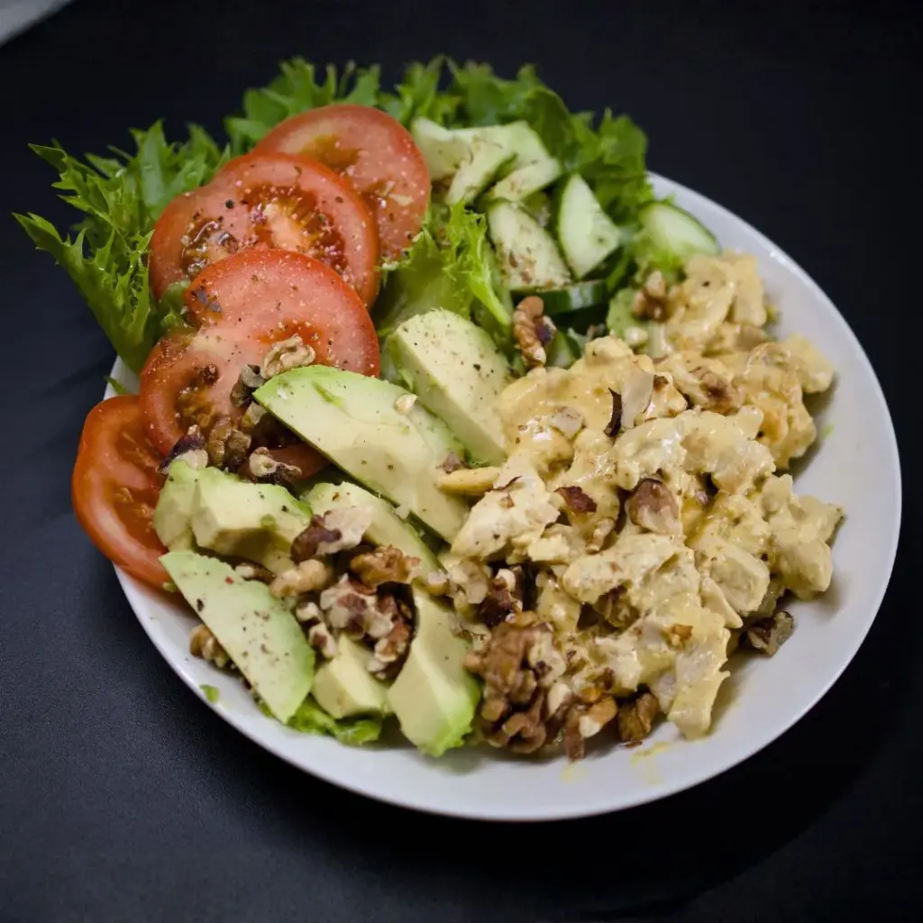 Ketogeeninen ruokavalio lounas kanalla.