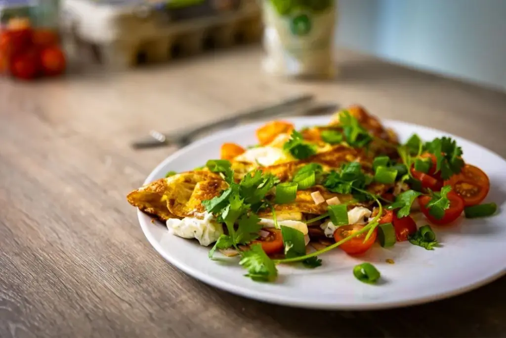 Muhkea keto-omeletti.