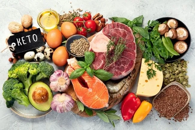Ketogeenisen ruokavalion ravintoaineita pöydällä.