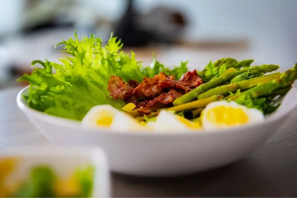 Maukas ja värikäs ketosalaatti.