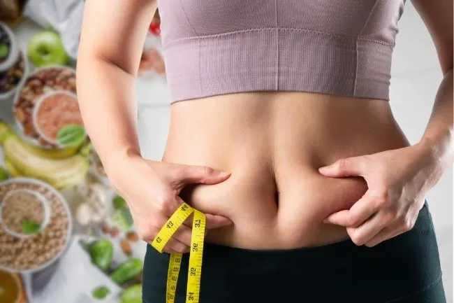 Ketogeeninen ruokavalio auttaa polttamaan rasvaa vyötäröltä.